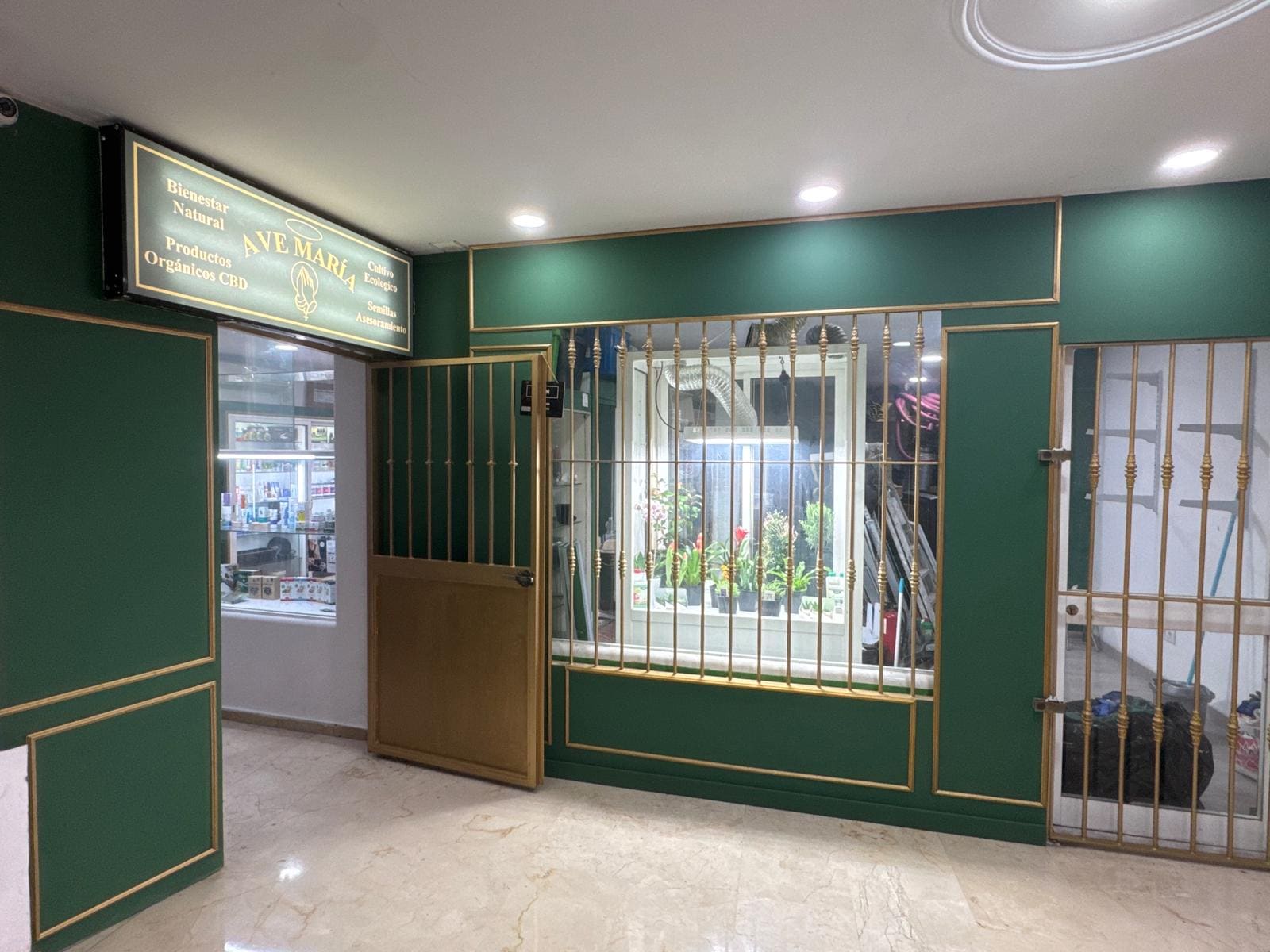 Entrada de la tienda AveMaríaCBD en Algeciras